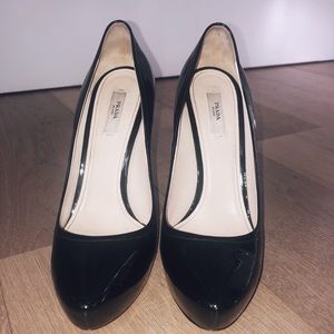 GORGEOUS barely worn Prada pumps